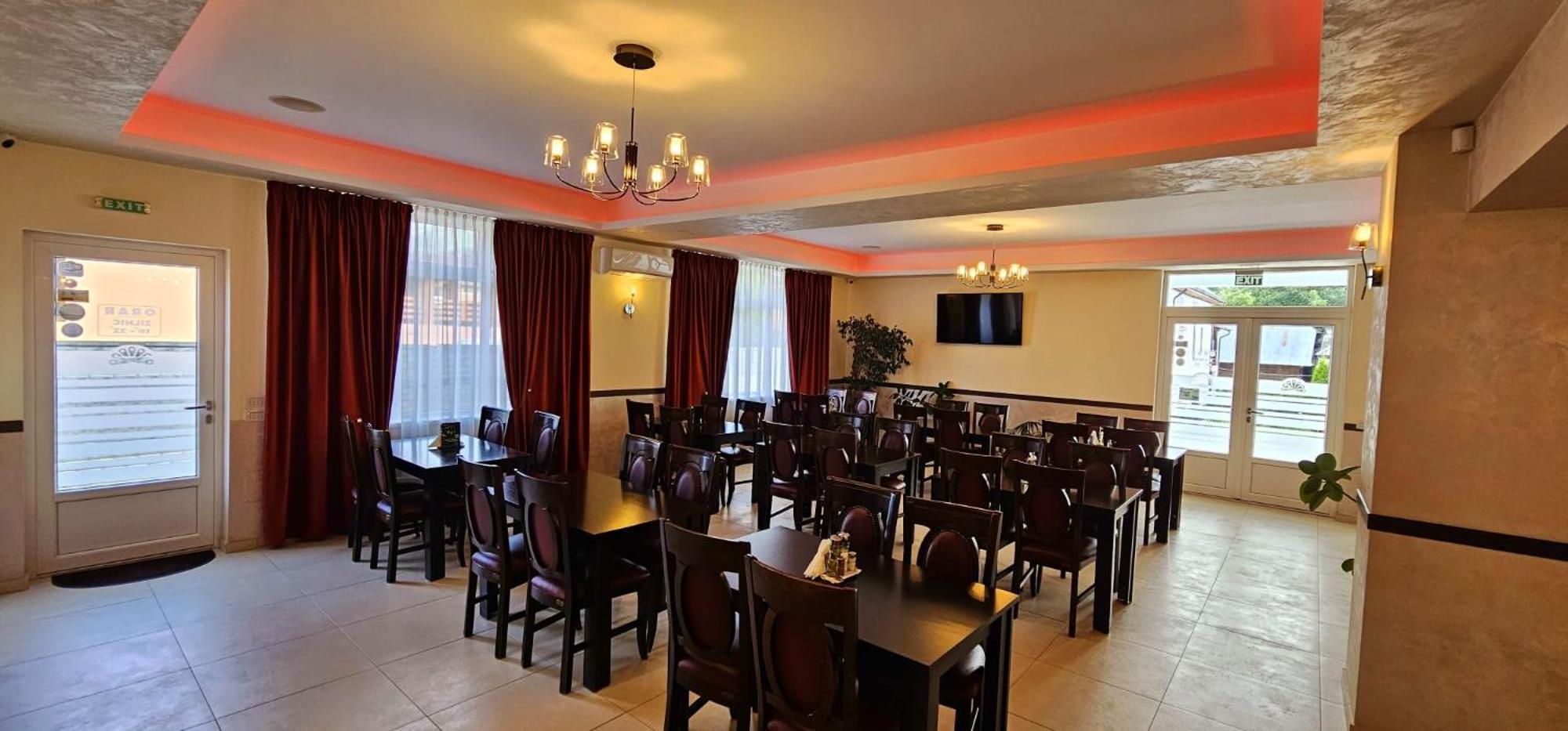Pensiune Restaurant Pizzerie 2 Pauni Borşa Buitenkant foto