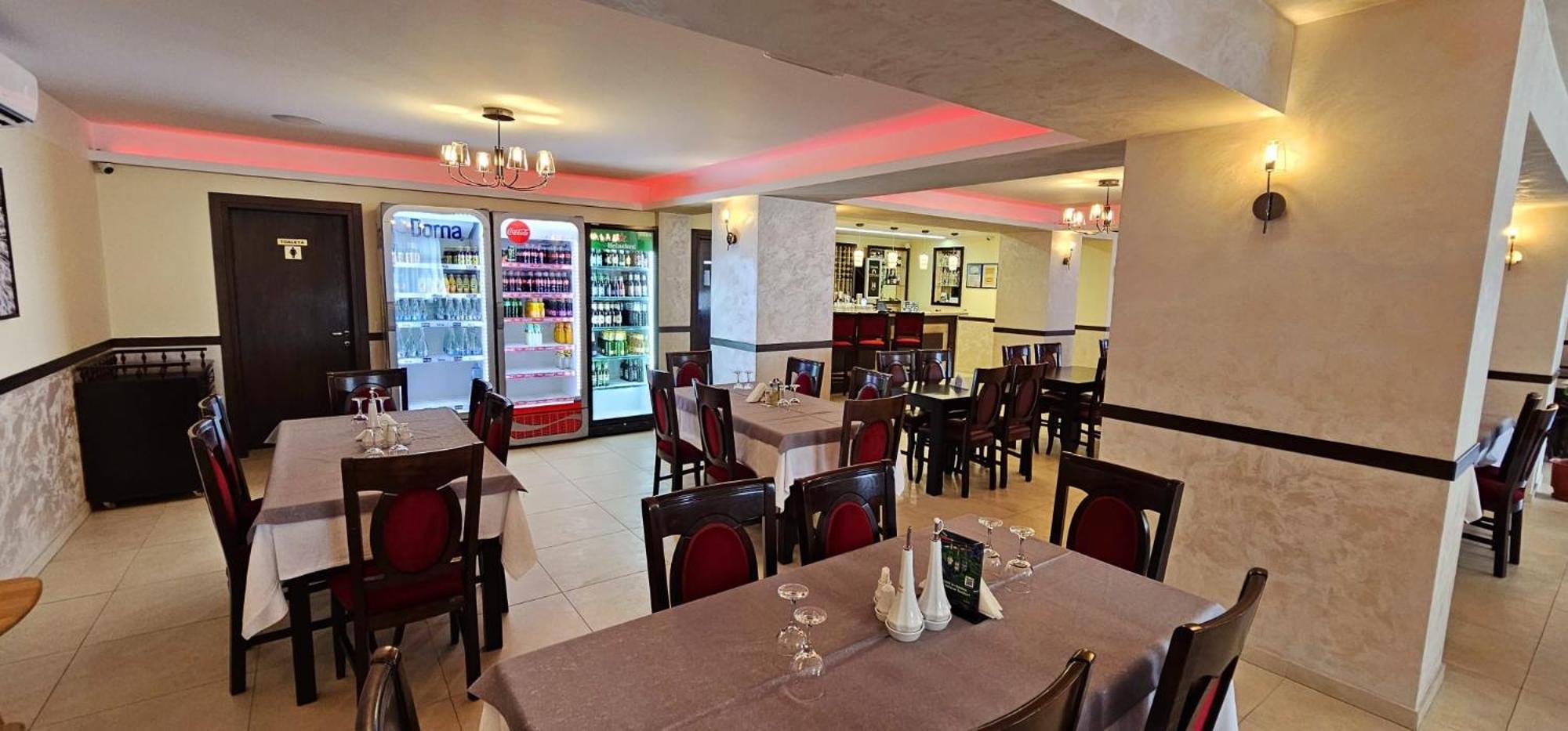 Pensiune Restaurant Pizzerie 2 Pauni Borşa Buitenkant foto