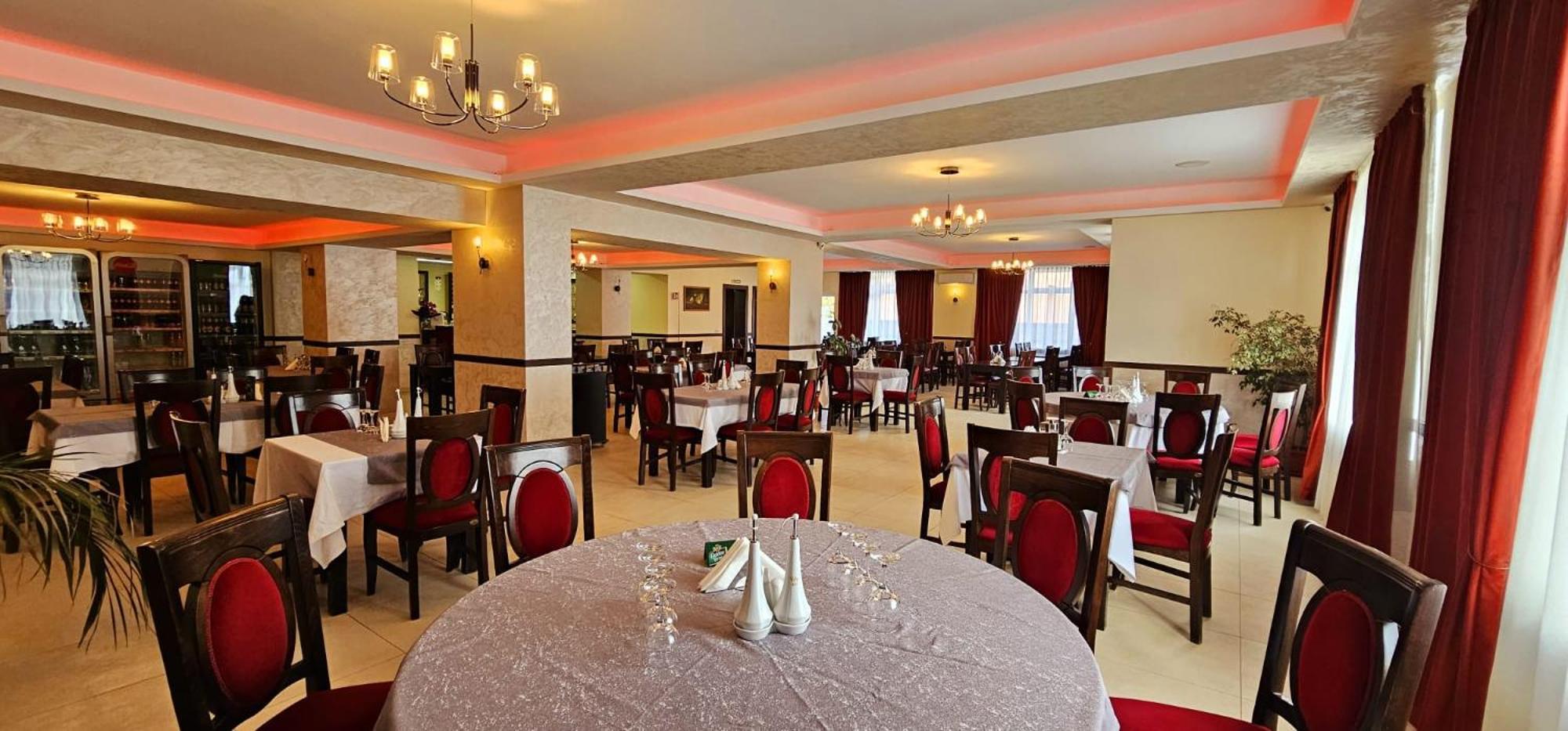 Pensiune Restaurant Pizzerie 2 Pauni Borşa Buitenkant foto